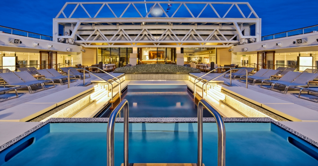 Viking Star_On board_Exterior_Main_Pool_Jacuzzi_Night_CC